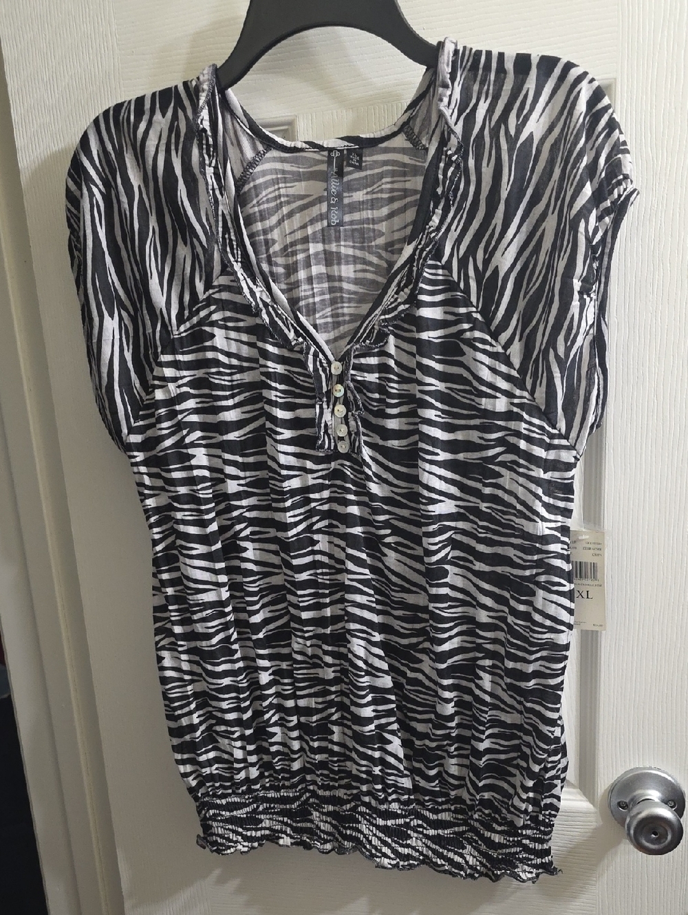 Allie & Rob Black and White Zebra-Print Henley Tunic Size XL